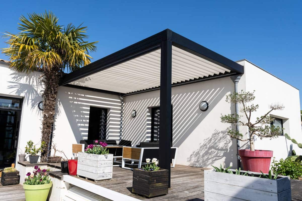 installez une pergola pour sublimer vos moments de détente en extérieur
