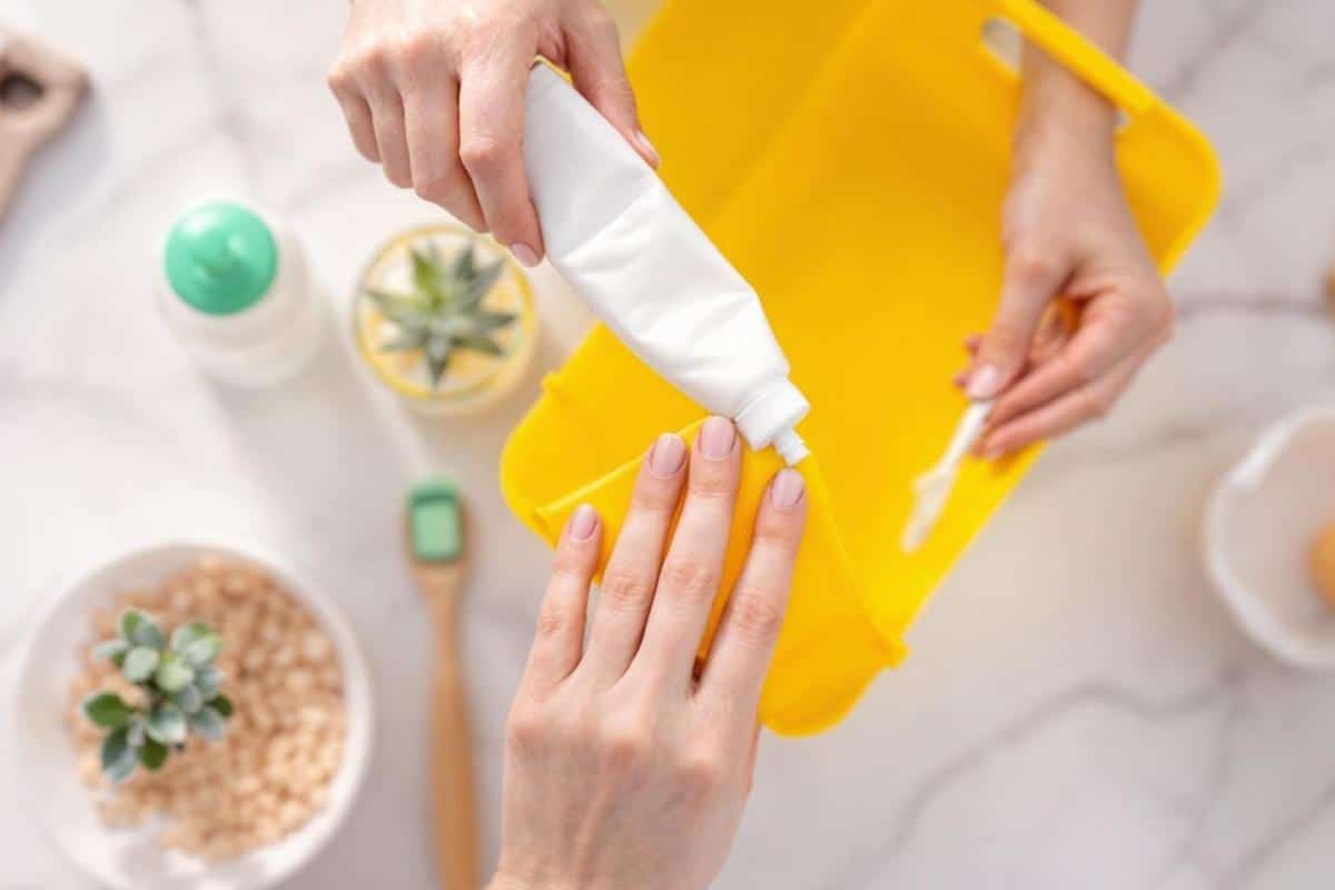 Comment blanchir le plastique jauni avec du dentifrice ?